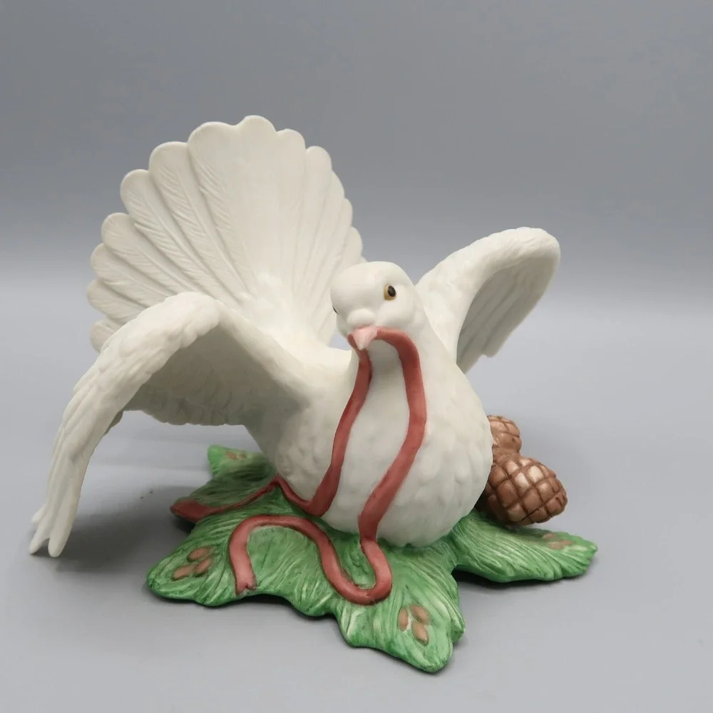 Vintage 1992 Enesco White Dove Figurine with ribbon and acorn Open wings
